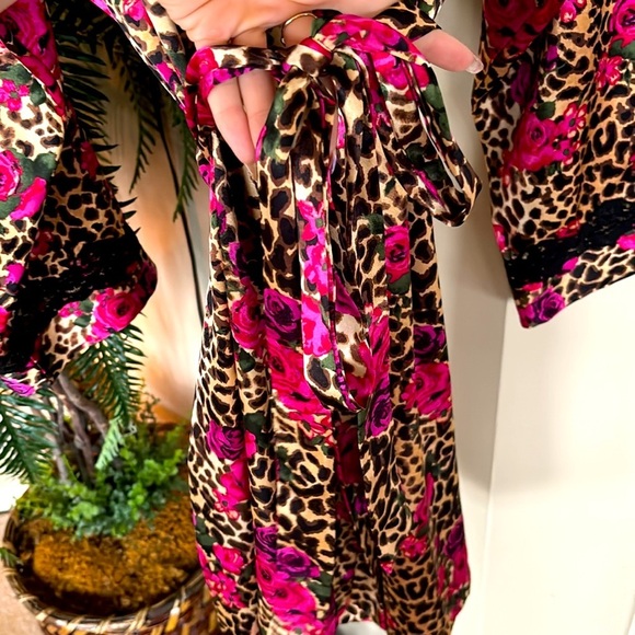 NWOT Delicates Satin Robe Animal Leopard Print Floral Hot Pink Roses Lace Detail - Picture 5 of 14